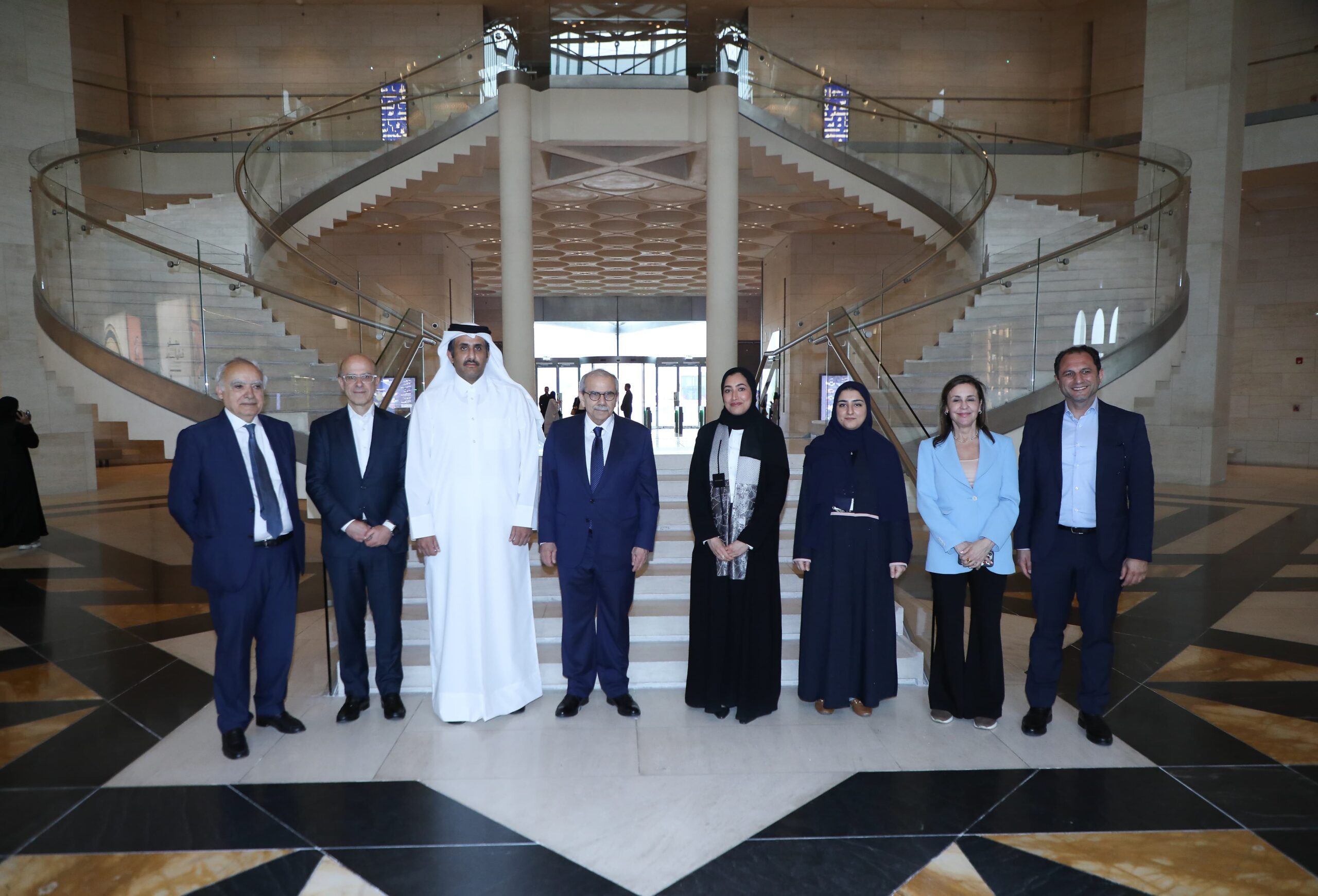 نواف سلام يزور متحف الفن الإسلامي في الدوحة .