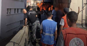 بالصورة – حريق على سطح مبنى الضمان القديم