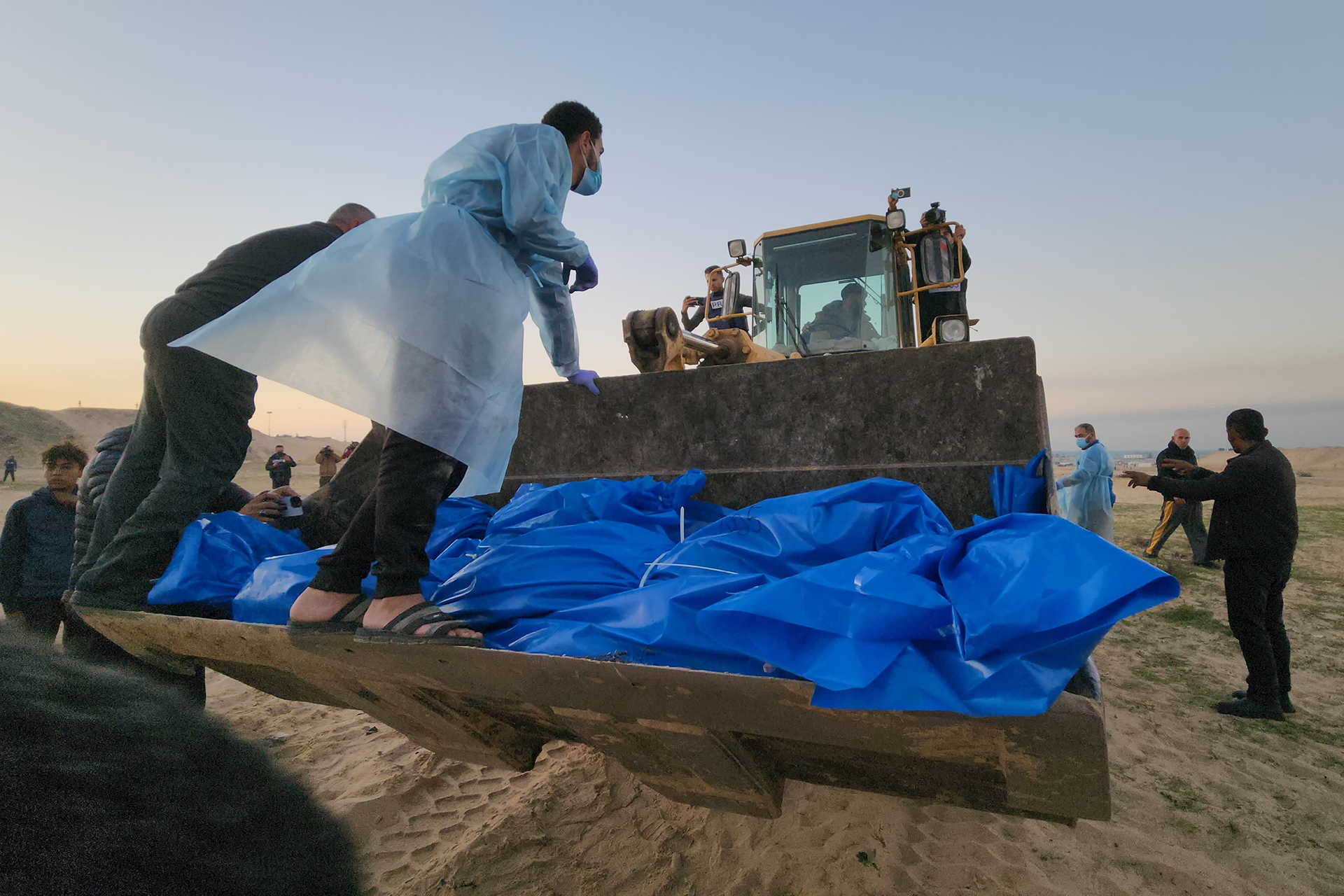 جثامين الشهداء مجهولي الهوية جرح غائر آخر في قلوب الغزيين