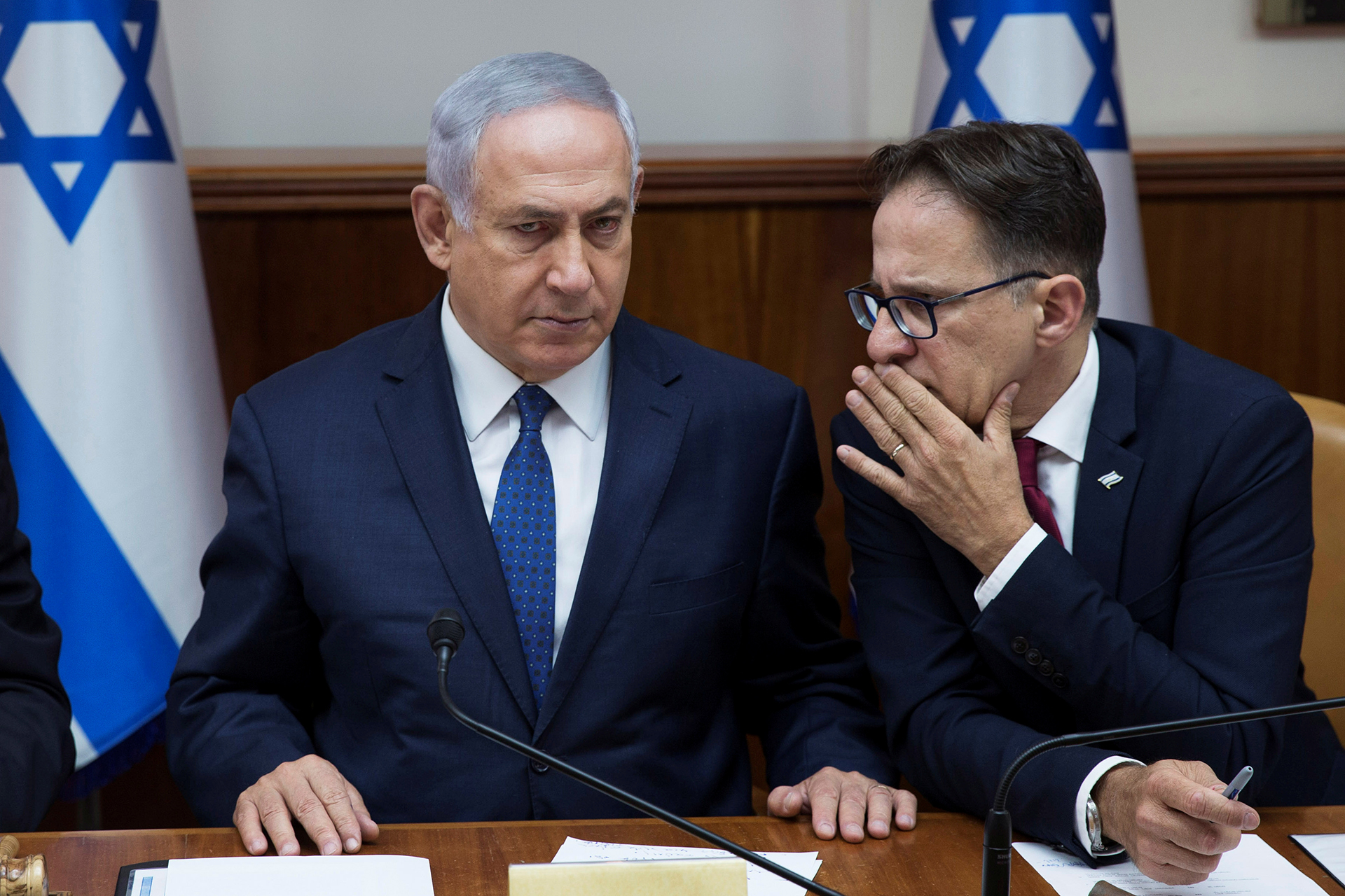 نتنياهو يترأس اجتماعا طارئا ويأمر الجيش بتعليق هجماته بغزة