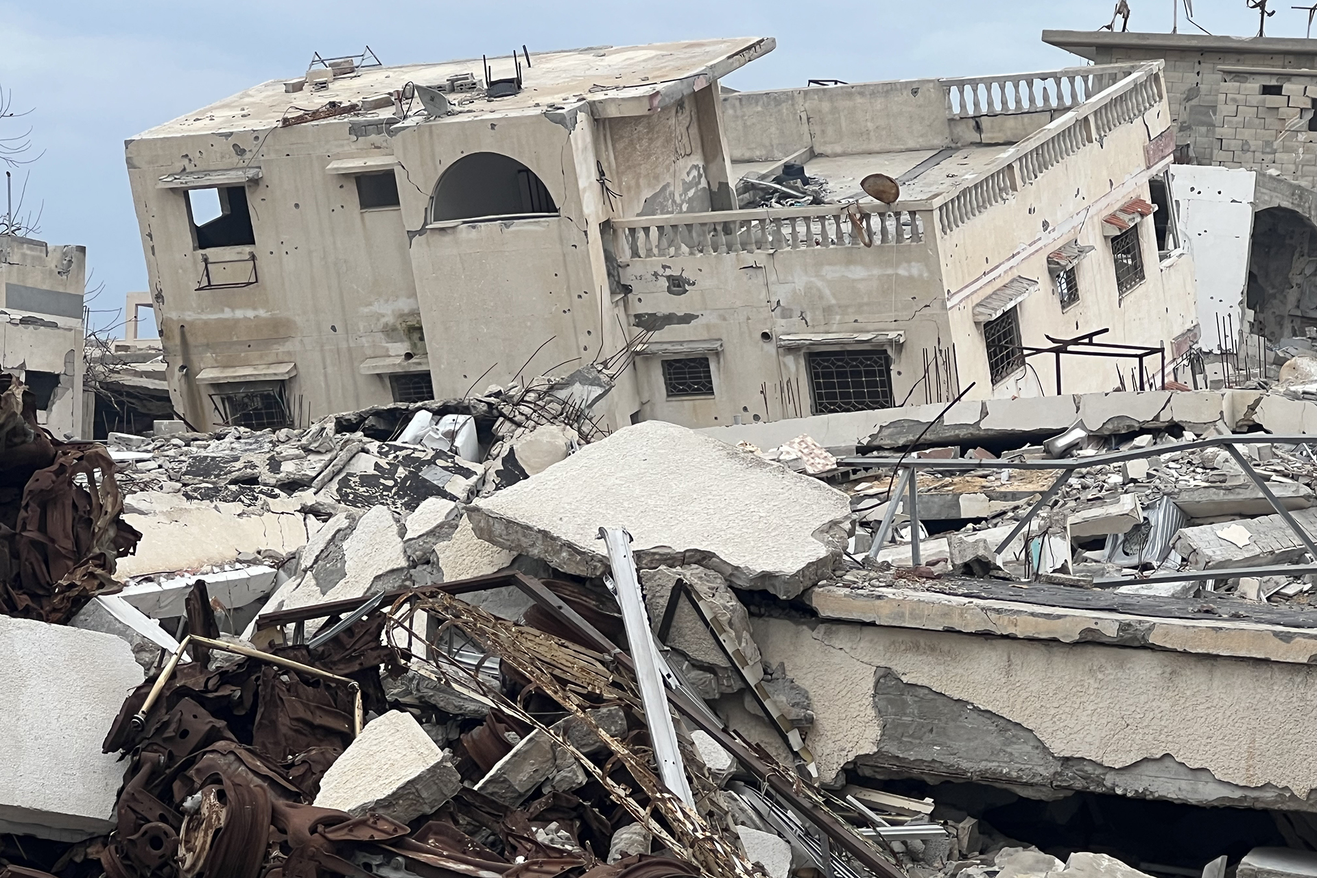 خطر يمتد عقودا.. تلوث البيئة ومخلفات الحرب تطارد الغزيين