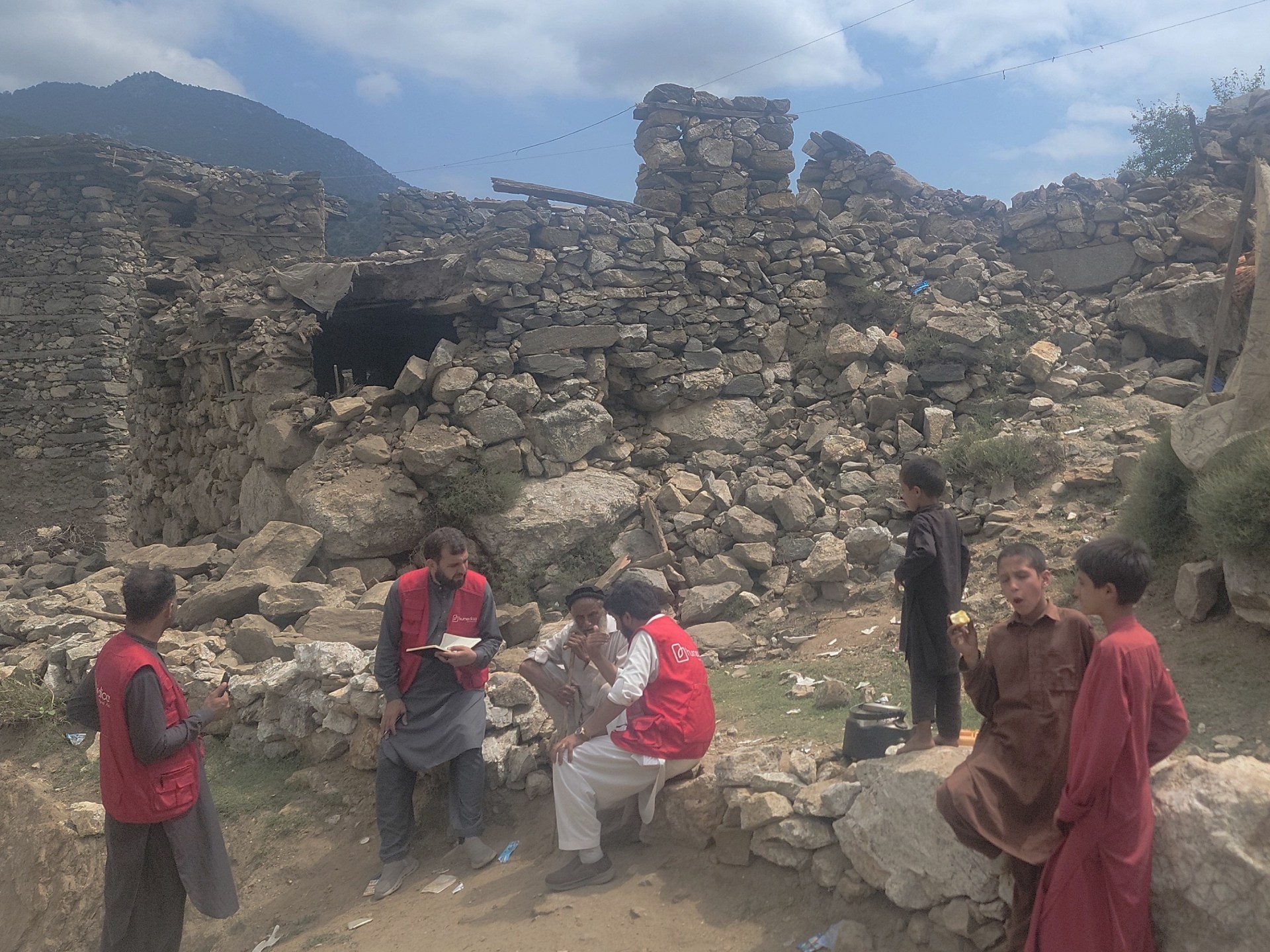 الصليب الأحمر: آلاف العائلات الأفغانية بلا مأوى مع اقتراب الشتاء