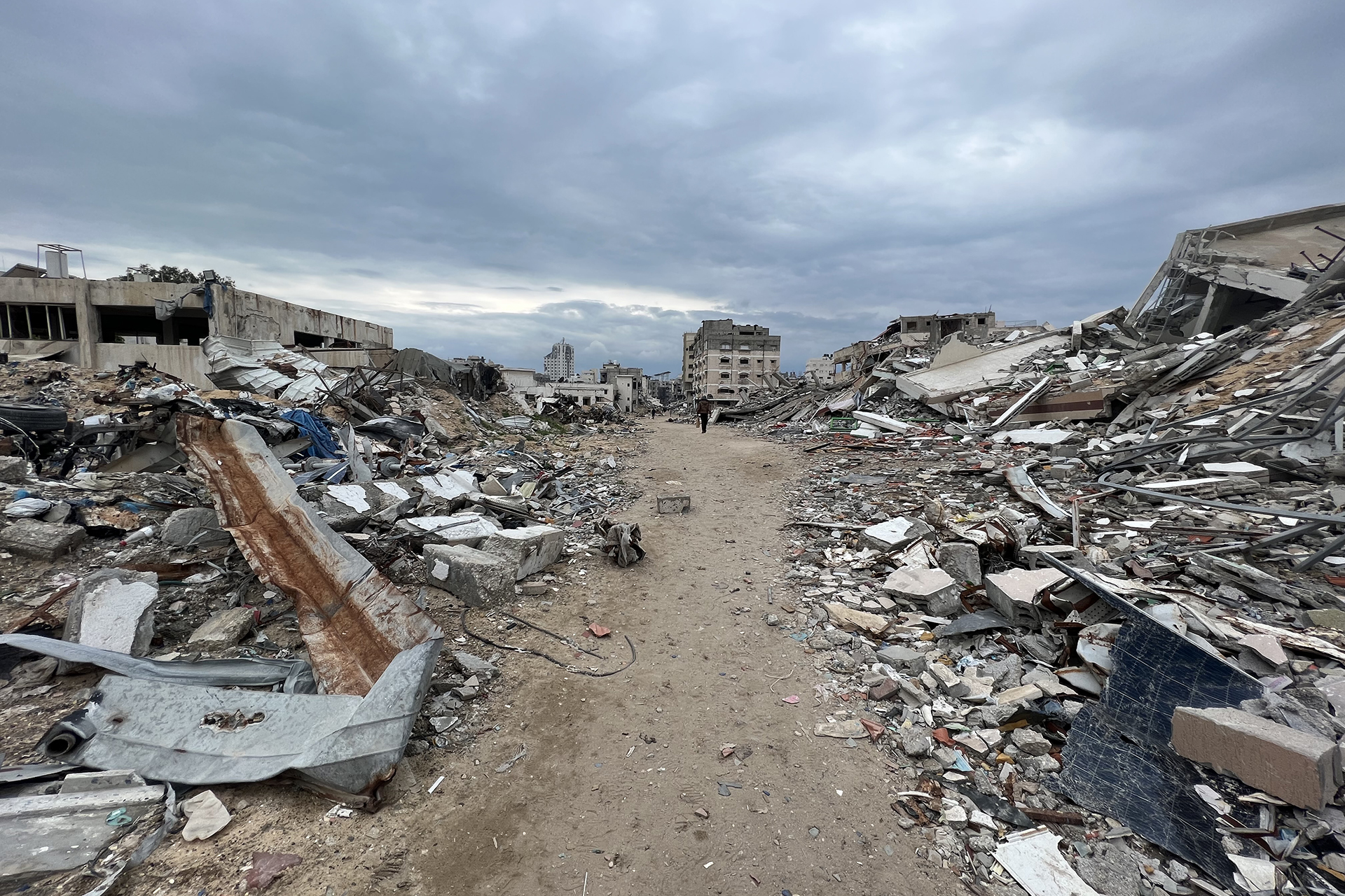 أهالي غزة يحاولون تحديد مواقع منازلهم بين الخراب والأنقاض