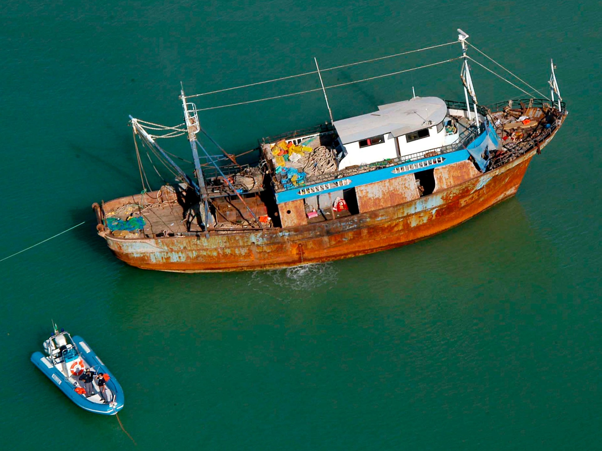 وفاة امرأة وفقدان أكثر من 20 بغرق قارب مهاجرين قبالة إيطاليا