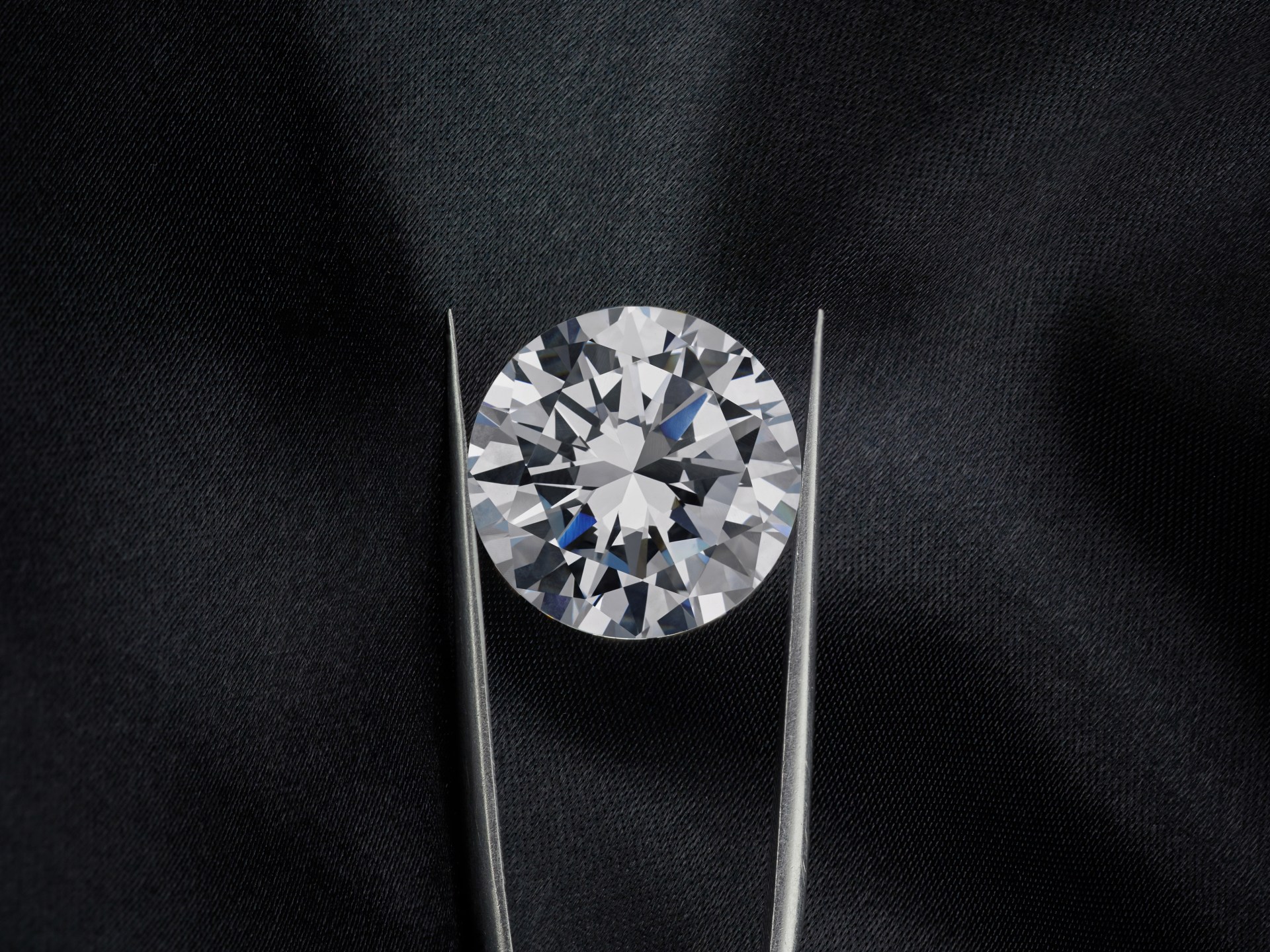 "ألماس" بدون ضغط أو حرارة.. ابتكار ياباني يقلب المفاهيم