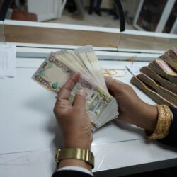 الدينار العراقي يتراجع مقابل الدولار بنهاية تعاملات الأسبوع