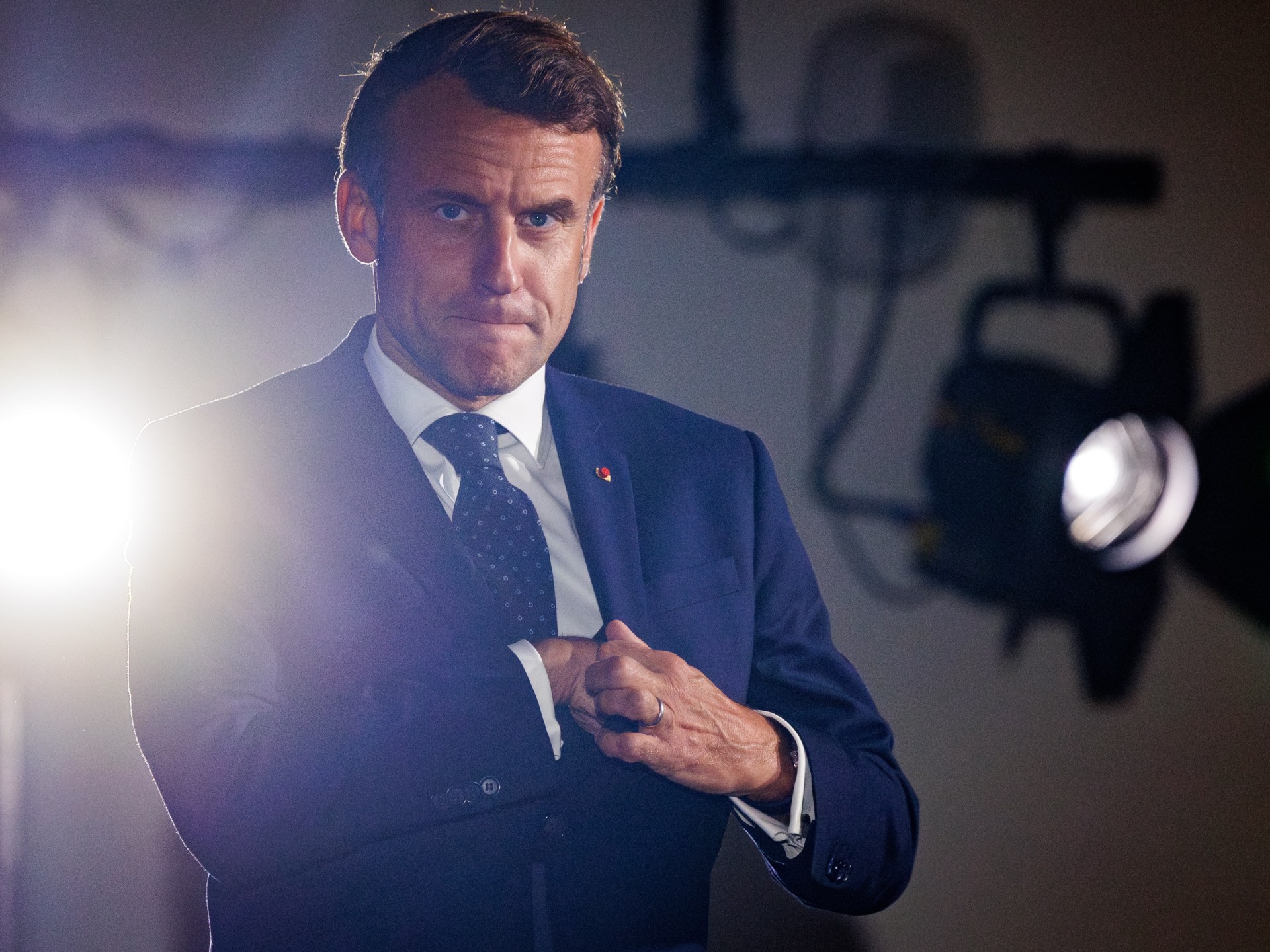 ماكرون في عزلة و"مفاوضات أخيرة" للخروج من الجمود السياسي