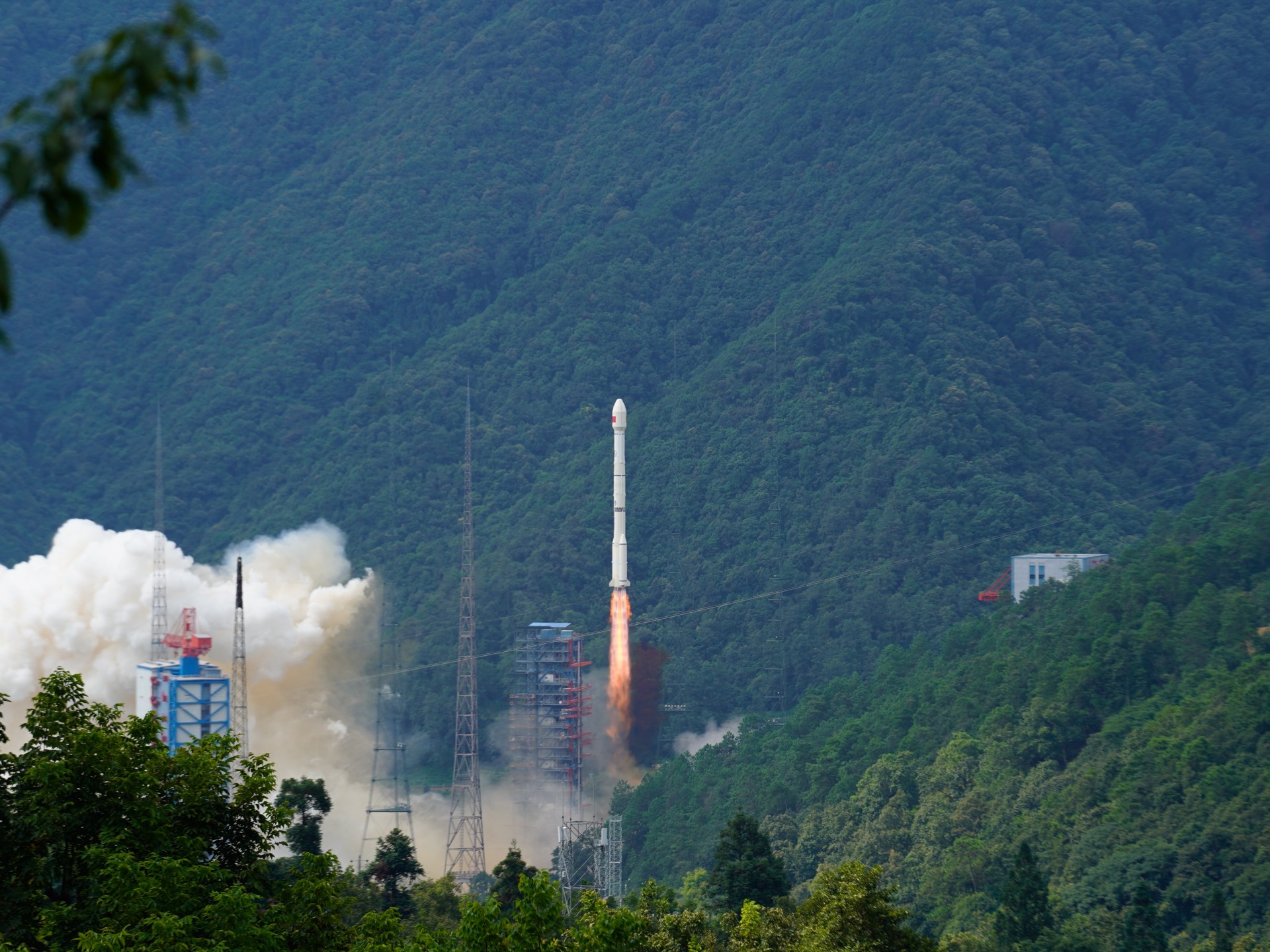 الصين تطلق صاروخا يحمل 3 أقمار اصطناعية