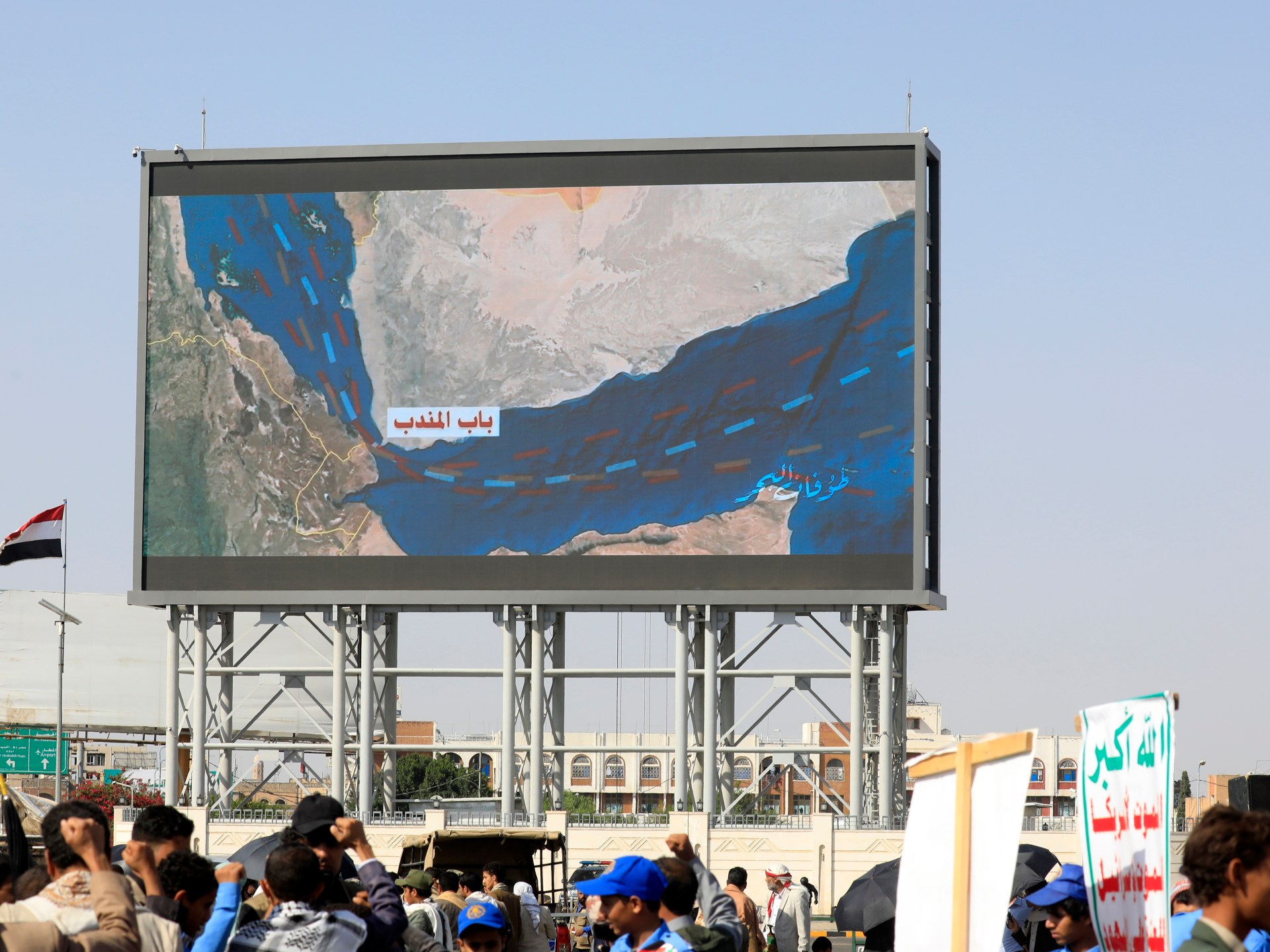 اشتعال النيران في سفينة بعد استهدافها قبالة سواحل اليمن