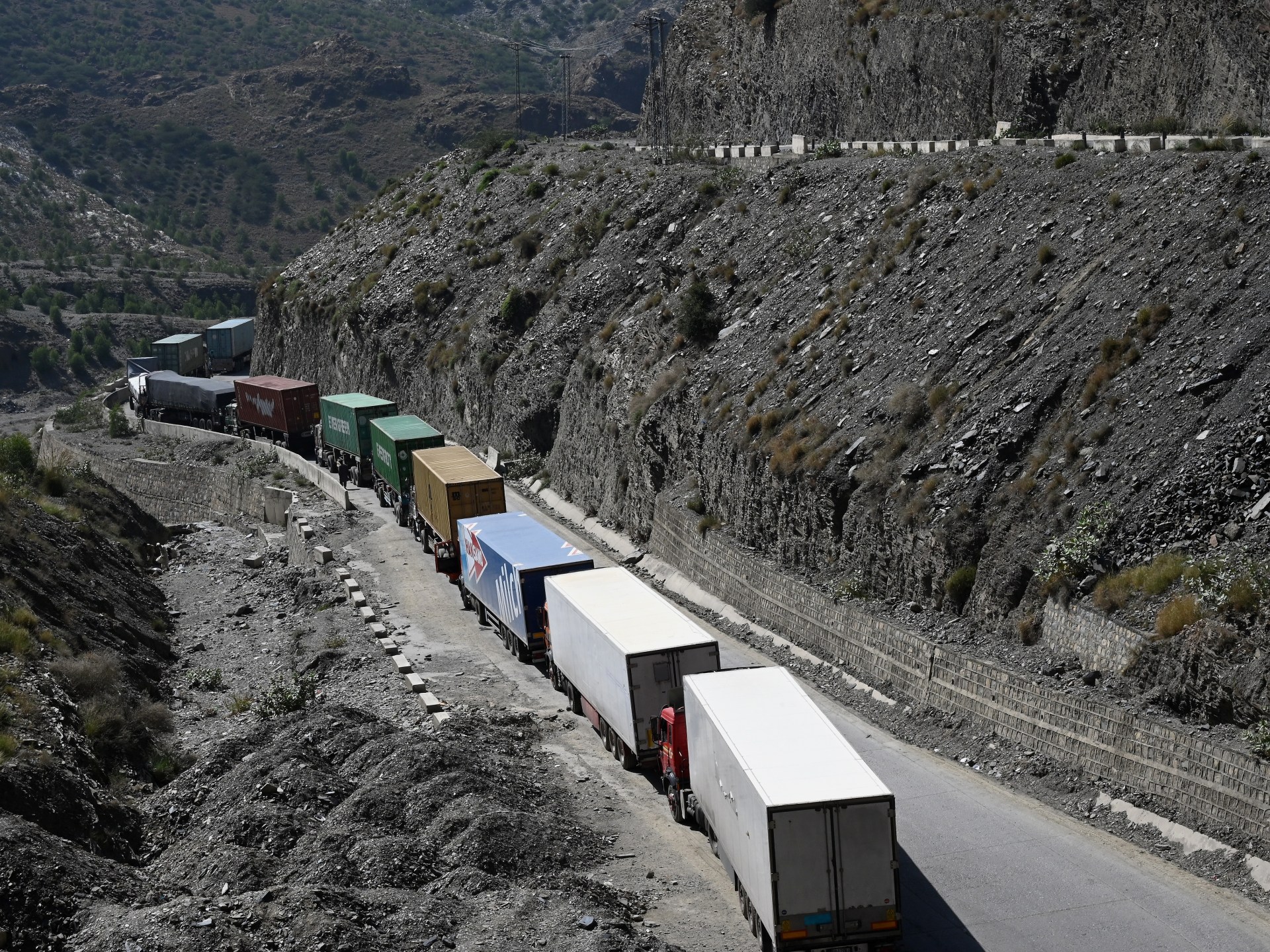 مقتل 12 مدنيا أفغان باشتباكات حدودية ليلية بين باكستان وأفغانستان