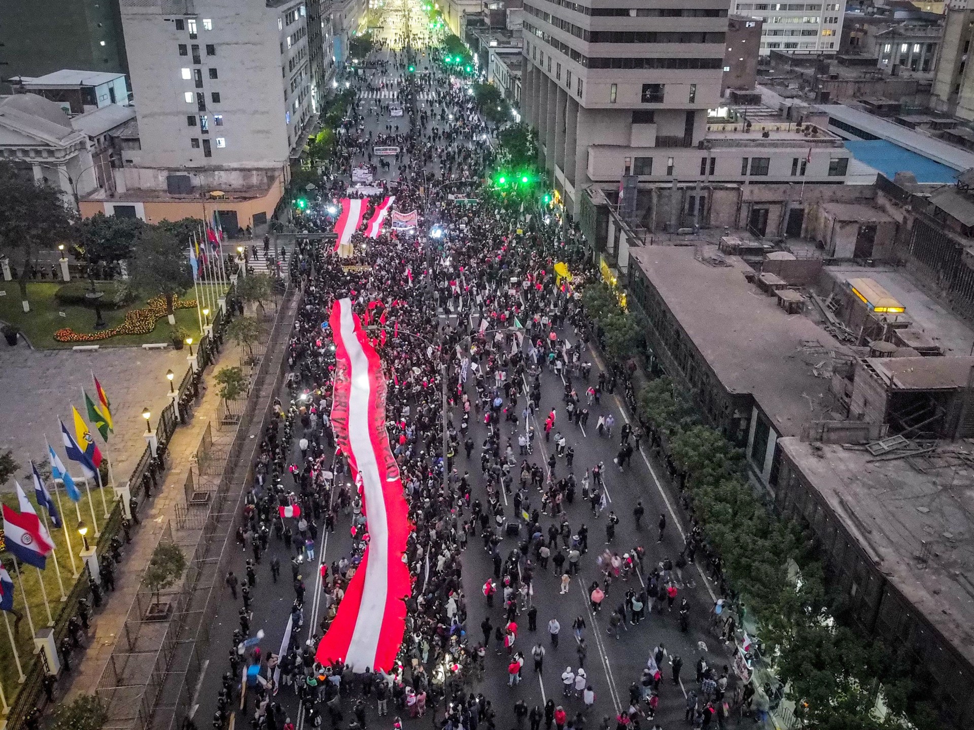 قتيل و100 جريح في احتجاجات بيرو