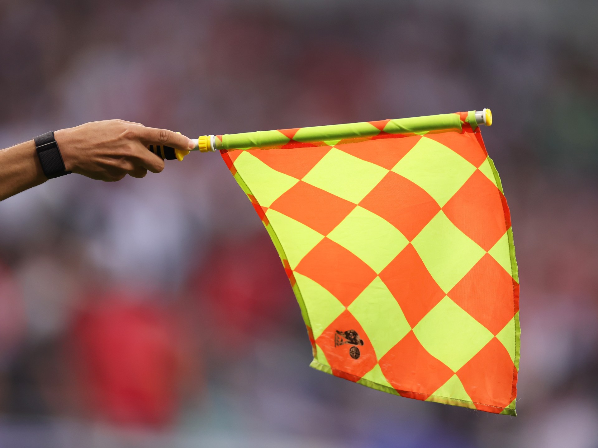 التسلل على أبواب تعديل "ضخم وثوري في عالم كرة القدم"