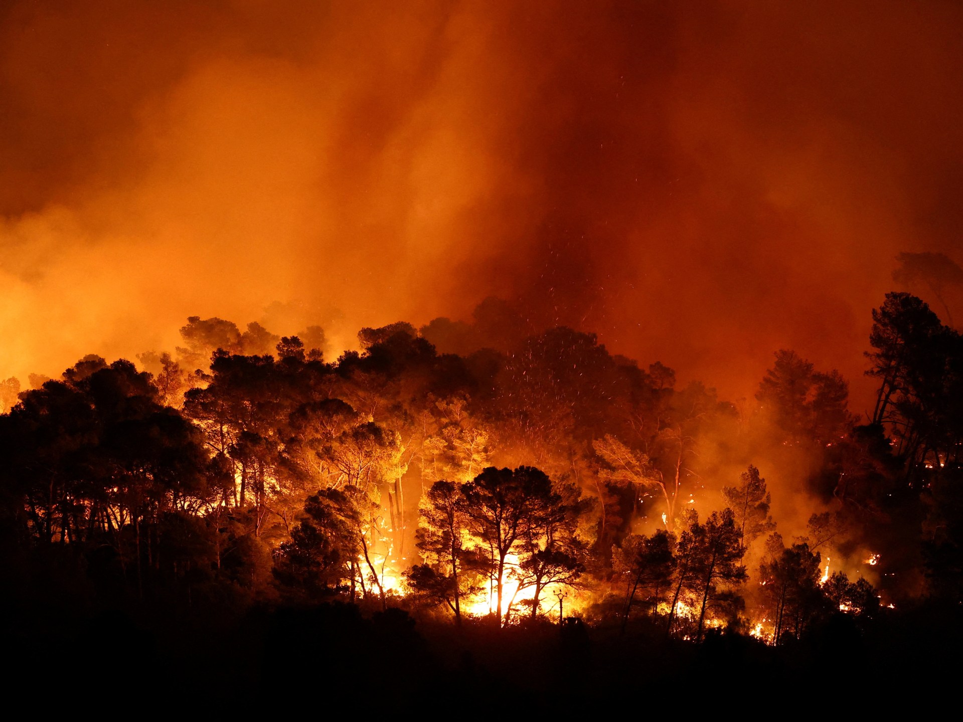 كيف يُحوّل تغير المناخ حرائق الغابات إلى عواصف نارية؟