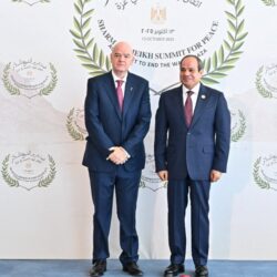 حضور رئيس الفيفا بين قادة السياسة بقمة شرم الشيخ يثير الاستغراب