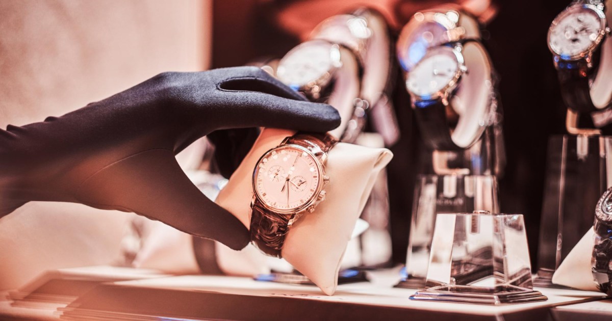 موضة لا يطويها الزمن.. سر جاذبية الساعات رغم عصر الهواتف