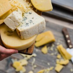 علامات الجبن الطبيعي.. دليلك لاختيار الطعم الأصيل