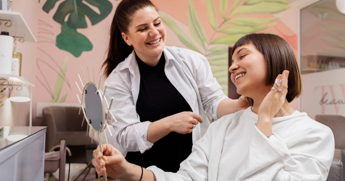 جمال ذكي في المنزل.. هل تغني الأجهزة الحديثة عن صالونات التجميل؟