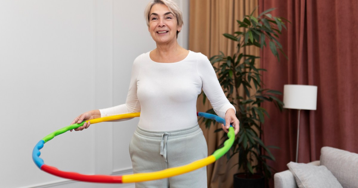 الهولا هوب.. تمرين ممتع يعزز اللياقة بعد سن الـ60