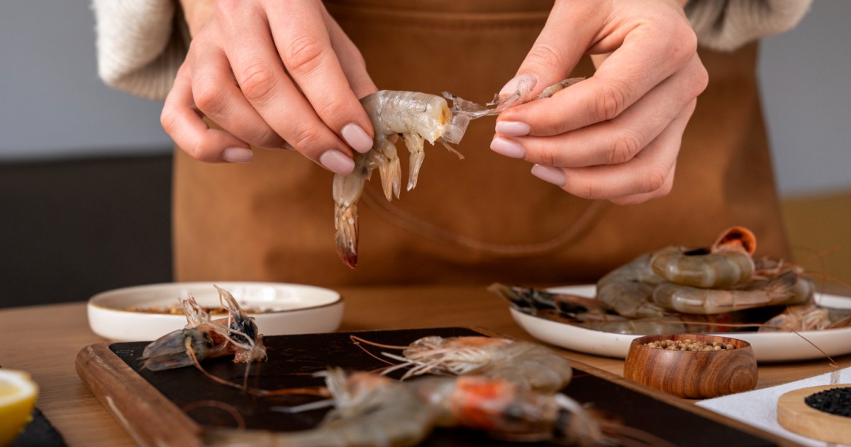 أسرار القشريات البحرية.. دليلك الذهبي للتنظيف والتتبيل والطهي المثالي