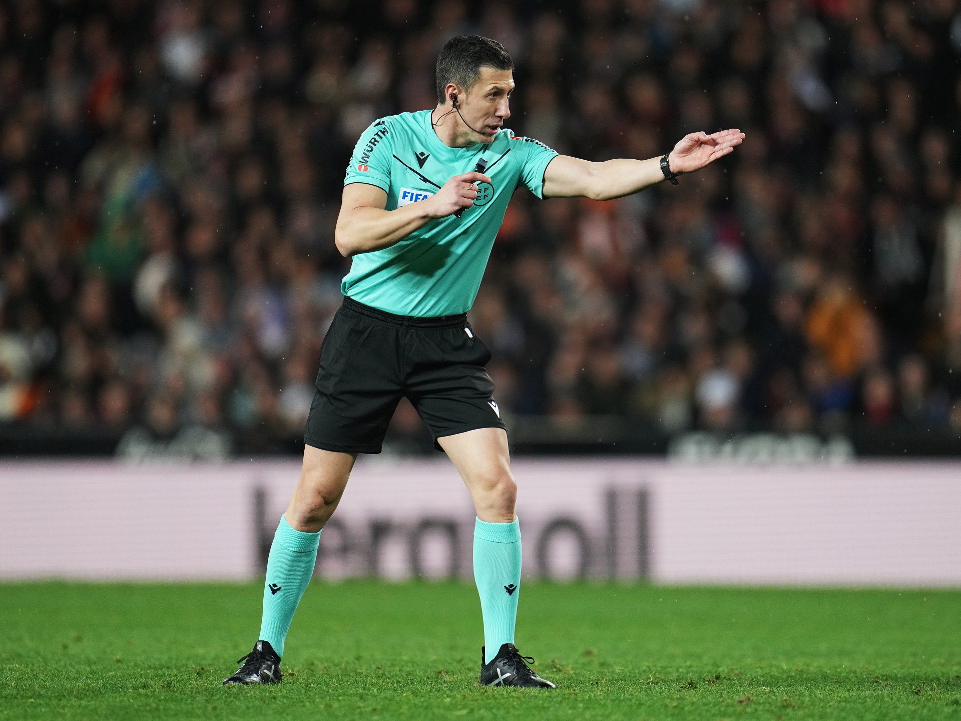 حكمُ كلاسيكو ريال مدريد وبرشلونة.. بطل واقعة الهدف "الشبح" للامين جمال