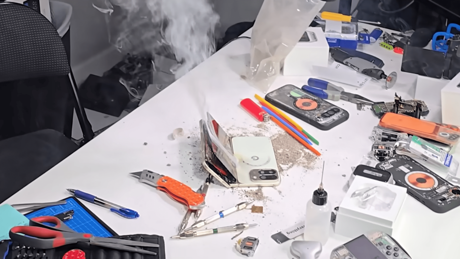 شاهد.. "بيكسل 10 برو فولد" ينفجر أثناء اختبارات مدمر الهواتف