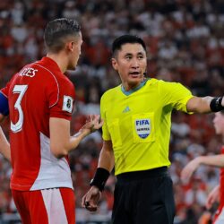 شاهد.. لاعبو إندونيسيا يعتدون على الحكم بعد الخسارة أمام العراق