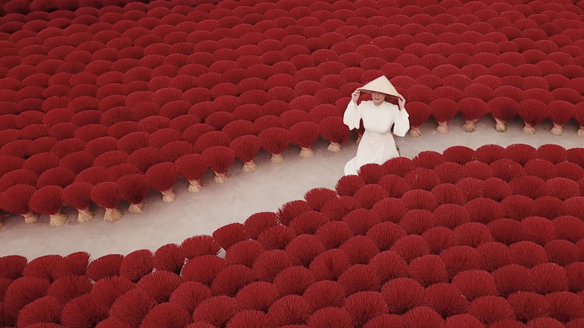 بحرينية تستكشف سحر صناعة البخور بقلب قرية تقليدية في فيتنام