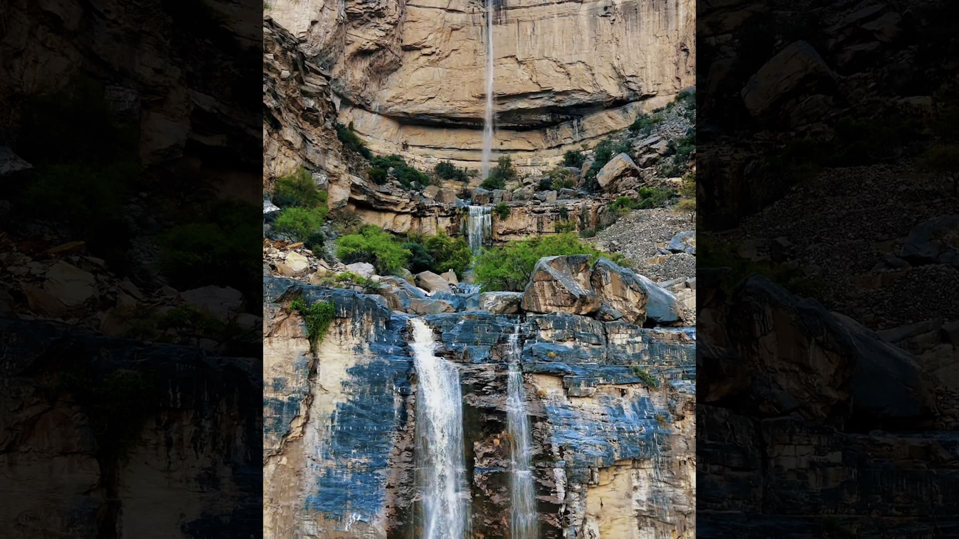 مصور يوثق مشهدا للحظة انهمار شلال من أعلى قمة جبلية في سلطنة عُمان