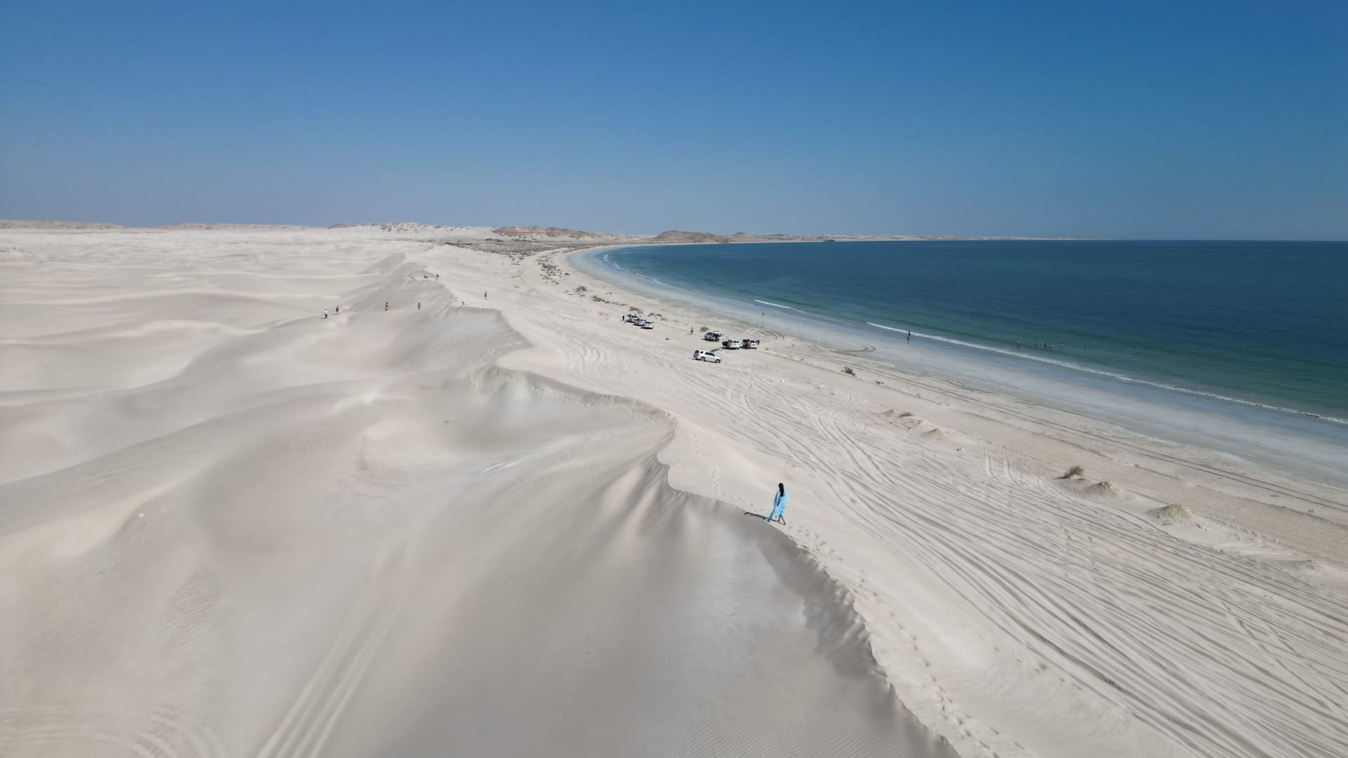 كأنها طبقة من السكر.. شاهد رمال من نوع آخر في سلطنة عُمان