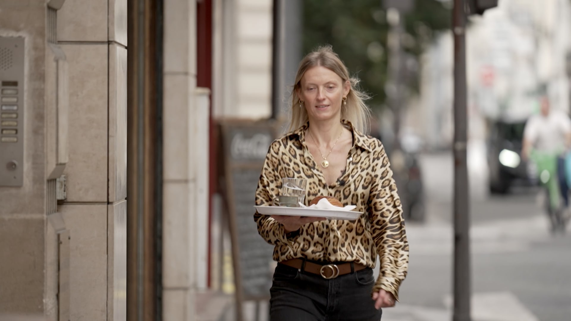 هل هذه أسرع نادلة فرنسية تحمل الكرواسون والقهوة على صينية في باريس؟