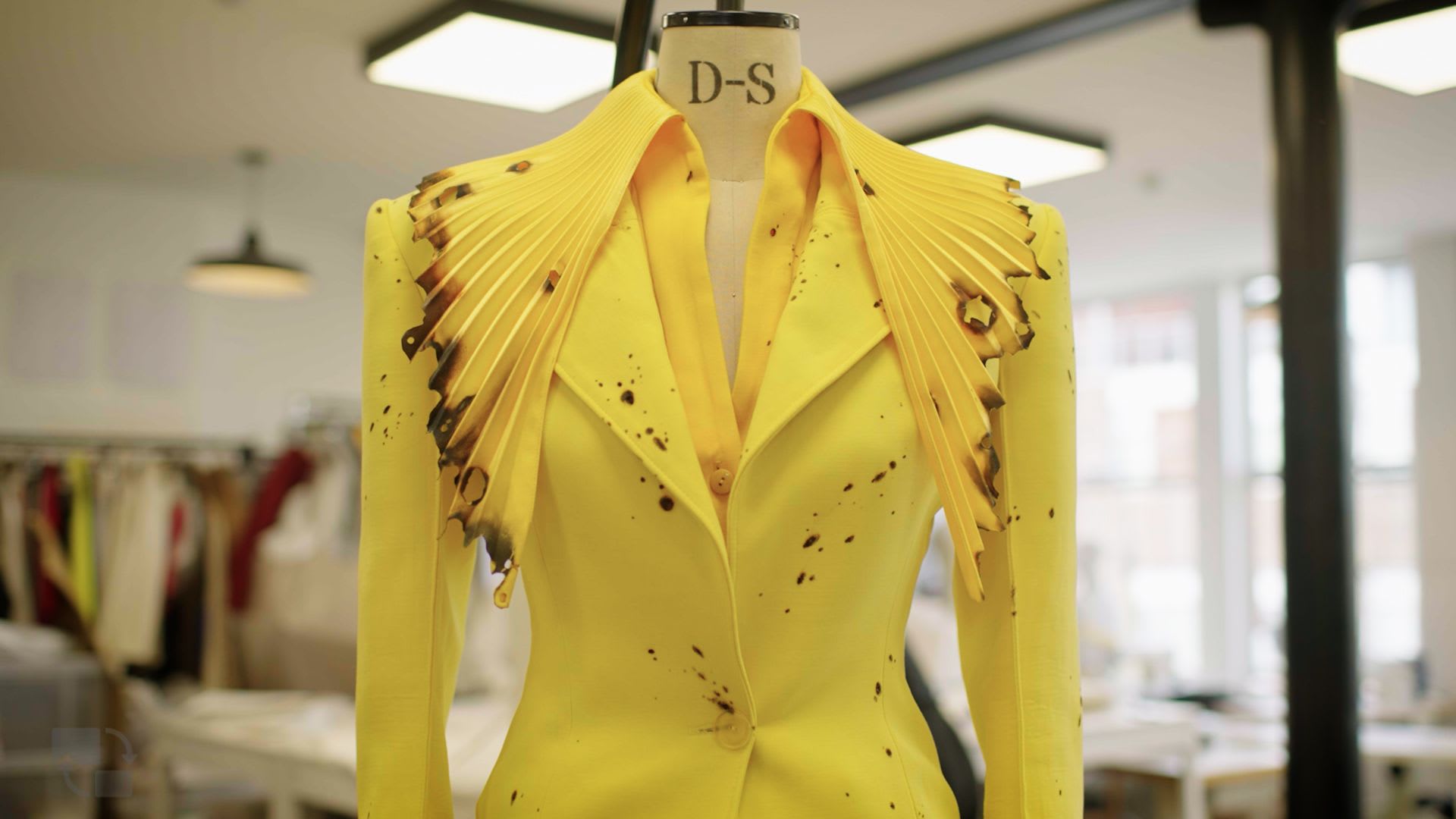 أزياء محروقة وملطخة..بسعر يصل إلى 200 ألف دولار