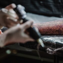 مداهمات وأسرار.. نظرة على عالم الوشم الخفي وغير القانوني في كوريا الجنوبية