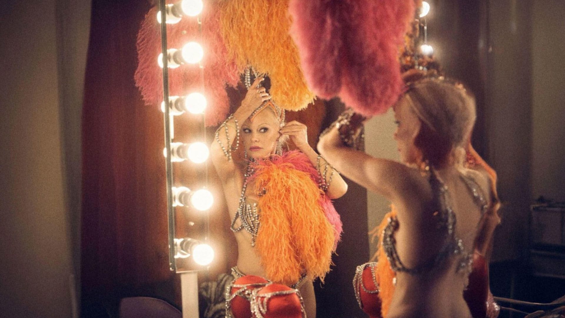 بين الإغراء والطموح إلى الشهرة.. رحلة أزياء راقصات التعرّي في هوليوود