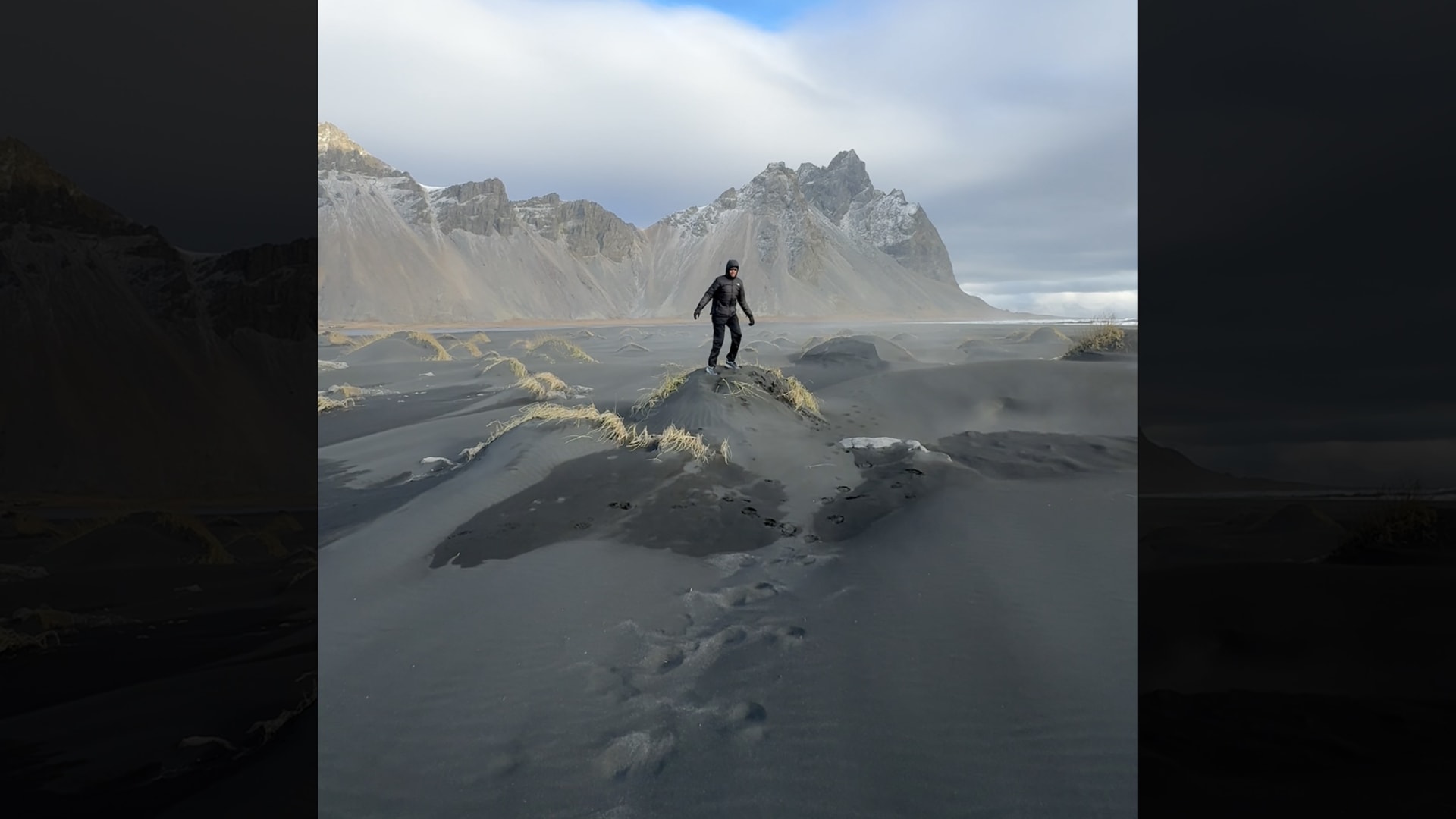 مصري يرصد شاطئًا برمال بركانية سوداء تتحرك كأمواج البحر في آيسلندا