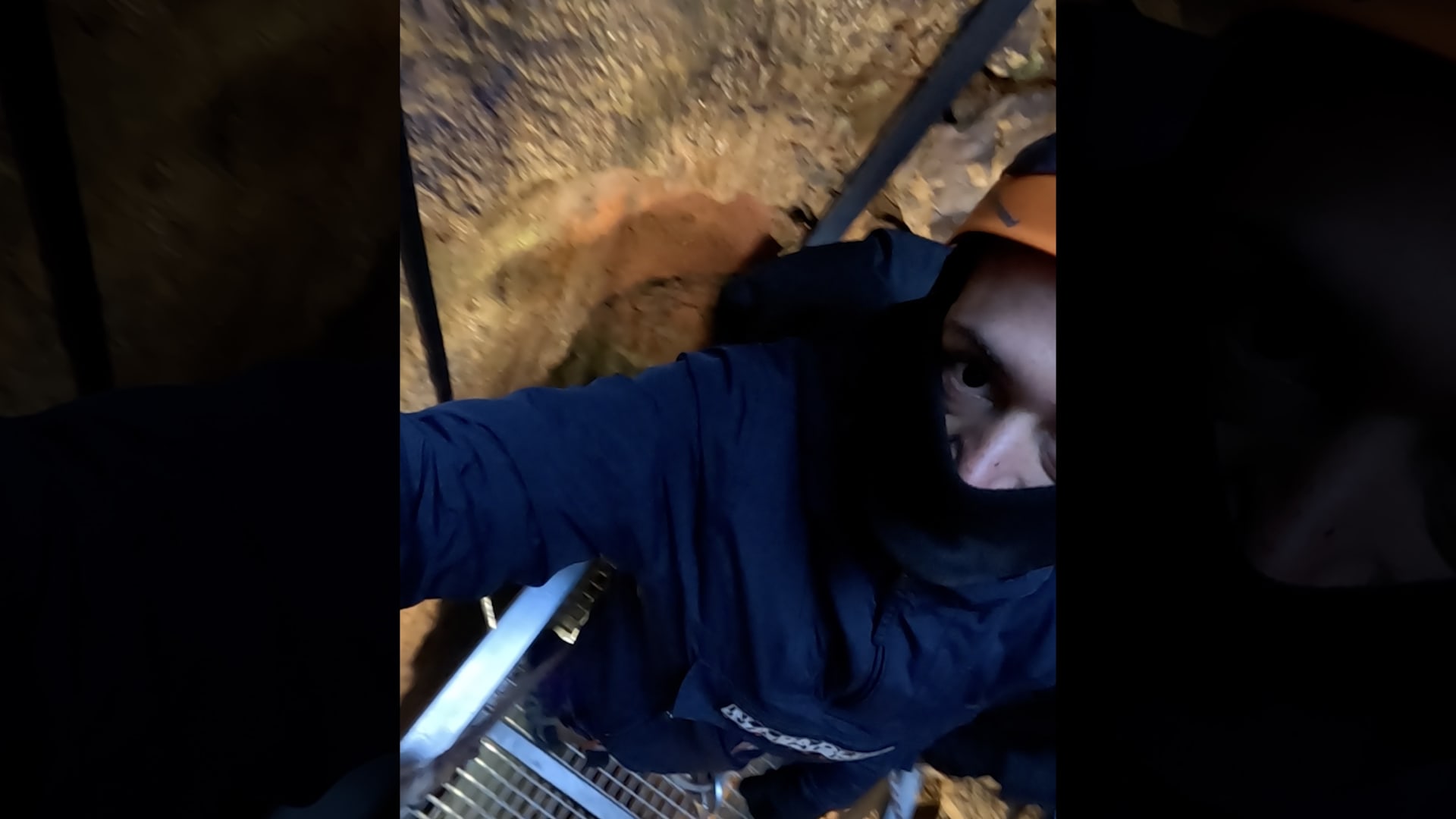 مشاهد مهيبة.. مصري يستكشف حجرة الحمم في بركان خامد بآيسلندا