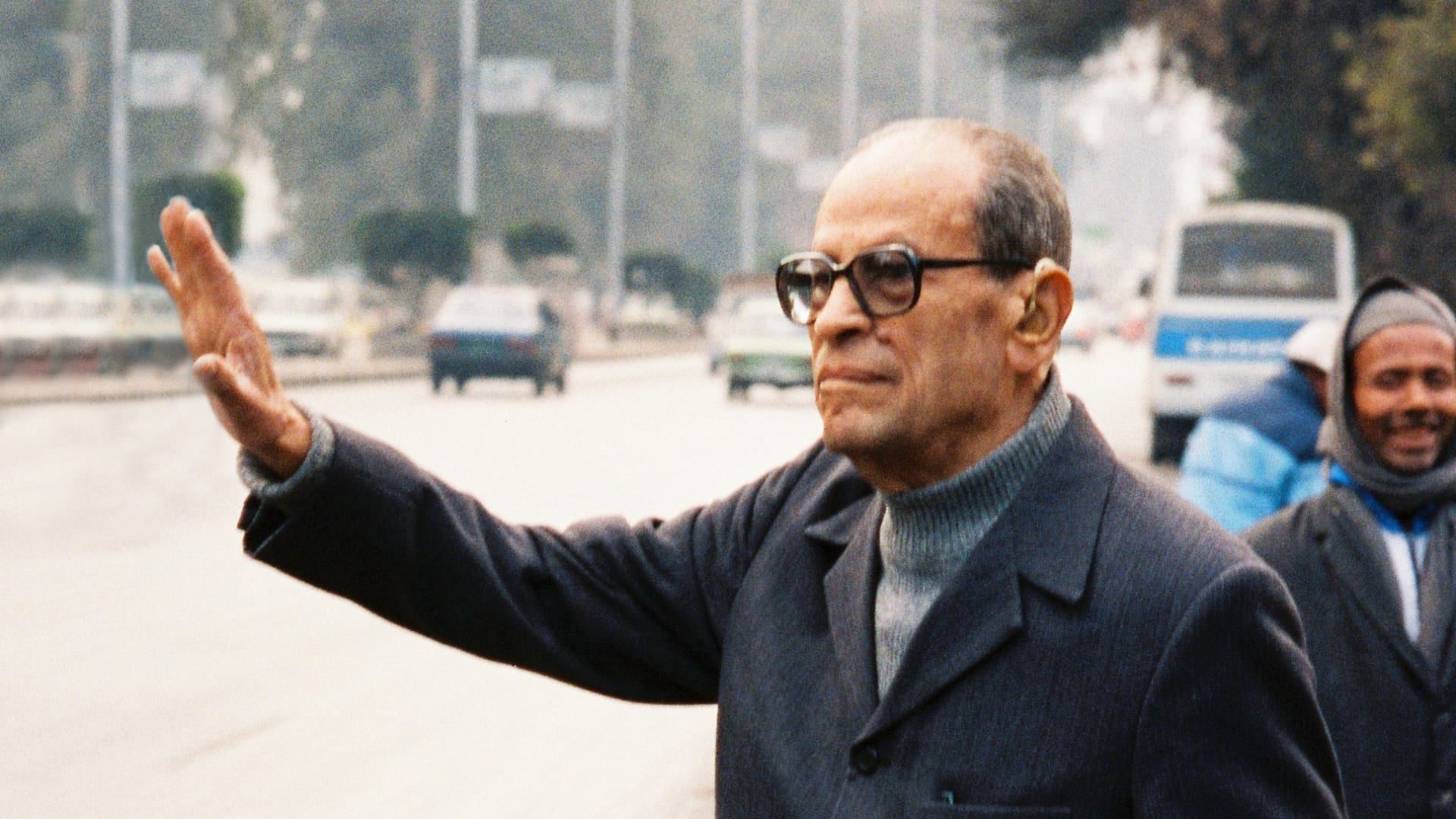 يشتري الجريدة ويستقلّ التاكسي.. صورٌ نادرة تكشف الجانب "الخاص" من حياة نجيب محفوظ