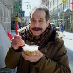 الممثل توني شلهوب يقدّم إكرامية بنسبة 340٪ إلى عربة طعام.. شاهد السبب