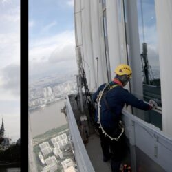 الذهاب إلى الحمّام قد يكون معضلة.. هكذا يُغسل زجاج أحد أطول أبراج العالم يدويًا