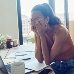 التنقل المستمر بين منصات العمل الرقمية قد يكون السبب الخفي لشعورك بالتعب