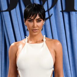 كيم كارادشيان تتألق بأزياء جريئة وقصة شعر "بيكسي" في باريس