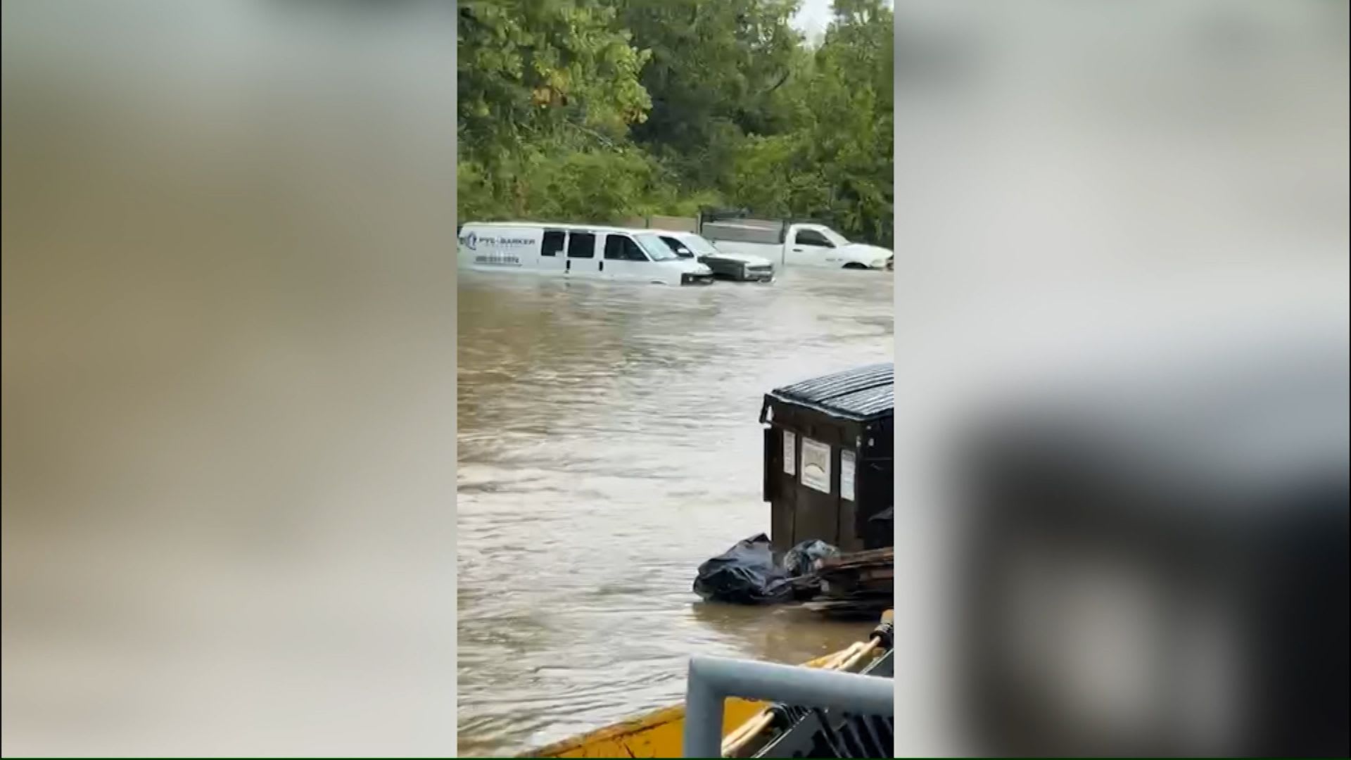 فيضانات تجتاح ولاية كنتاكي.. فيديو يظهر ما حدث للسيارات شوارعها