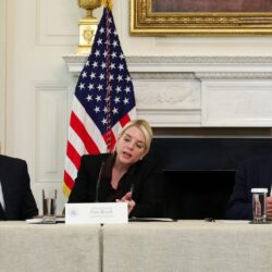 ما كتب بورقة في يد ترامب مررها له روبيو قبل إعلان اتفاق غزة يثير تفاعلا