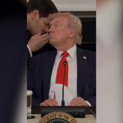 شاهد كيف قاطع روبيو جلسة لترامب على الطاولة المستديرة ليسلمه مذكرة حول اتفاق غزة