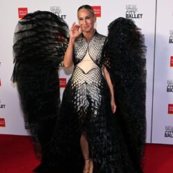 سارة جيسيكا باركر تطير كالفراشة على السجادة الحمراء في نيويورك