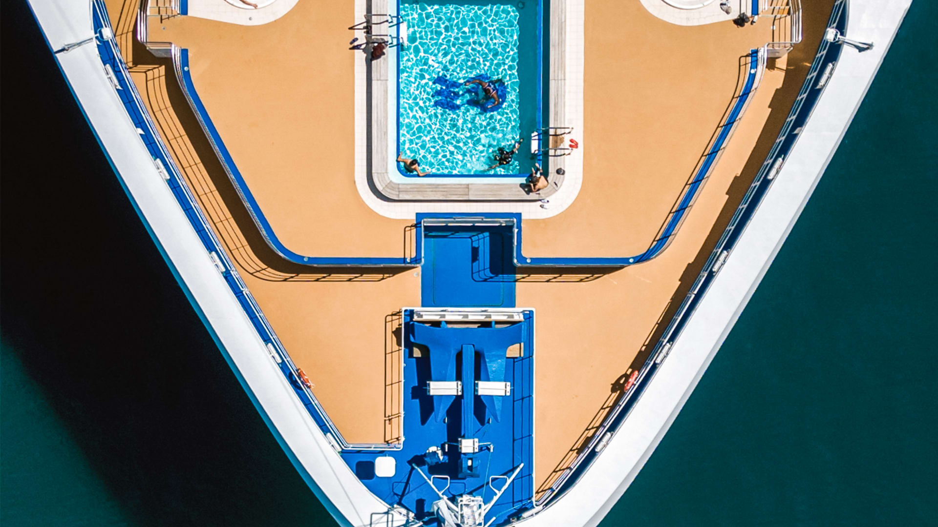 مصور يحول سفن الرحلات البحرية الفاخرة إلى لوحات معمارية من السماء