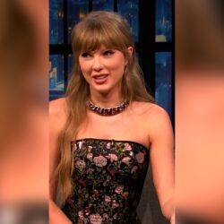 شاهد كيف تروي تايلور سويفت خطأ ترافيس كيلسي بالخلط بين امرأتين