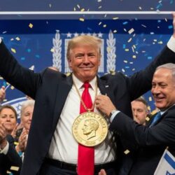 نتنياهو يثير تفاعلا بصورة لترامب والدعوة لمنحه جائزة نوبل للسلام