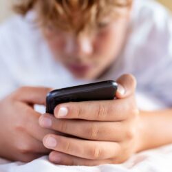 "الرجولة الرقمية".. الوجه المظلم لما يتابعه المراهقون على الإنترنت