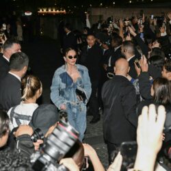 أغرب أزياء أسبوع الموضة في باريس..فستان من 6000 فرشاة نحاسية