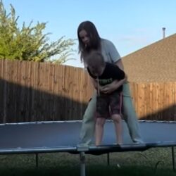 كاميرا مراقبة ترصد طفلًا يختنق أثناء قفزه على لعبة الترامبولين.. شاهد رد فعل شقيقته